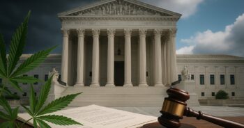 Federal domstol i Washington med cannabisblad och rättsdokument