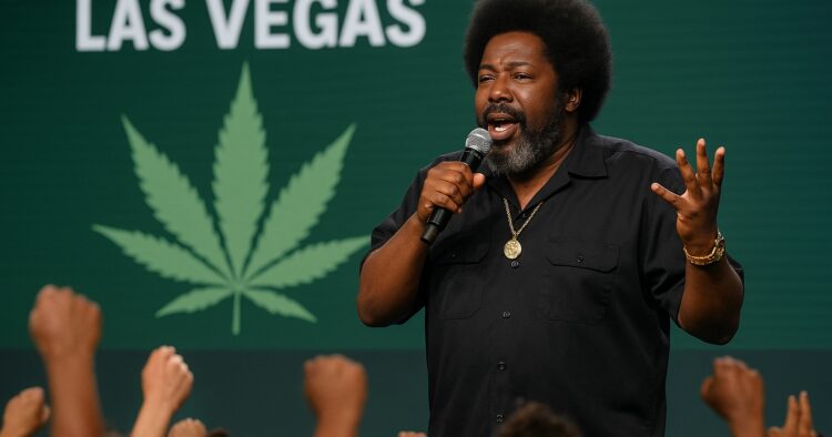 Afroman talar på en scen i Las Vegas med cannabisfrågan i fokus